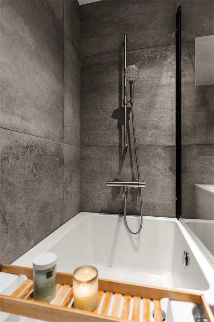 Badekar med innfellbar glassvegg kombinerer badekar og dusj på en praktisk måte, perfekt for barnefamilier.