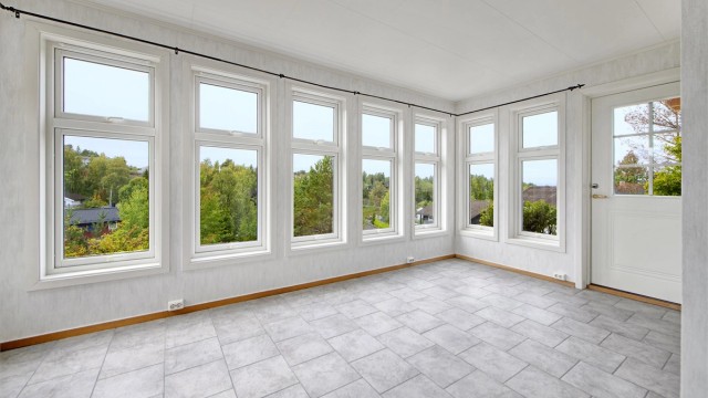 Entré - lyst og luftig rom med mye naturlig lys inn