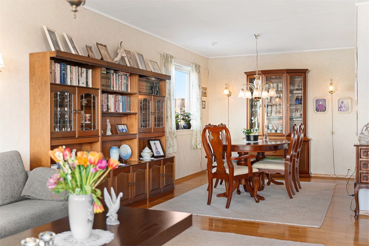 Spisestue med mulighet for å dekke opp til langbord.