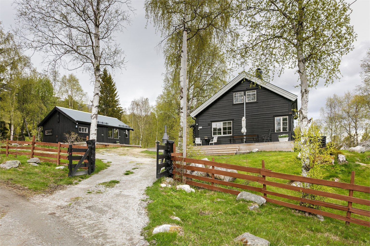 Krogsveen Sunnmøre v/Eiendomsmegler Harald Osdal har gleden av å presentere Romsdalsvegen 3277, en særpreget fritidsbolig med uthus på stor og romslig eiendomstomt 