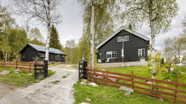 Krogsveen Sunnmøre v/Eiendomsmegler Harald Osdal har gleden av å presentere Romsdalsvegen 3277, en særpreget fritidsbolig med uthus på stor og romslig eiendomstomt