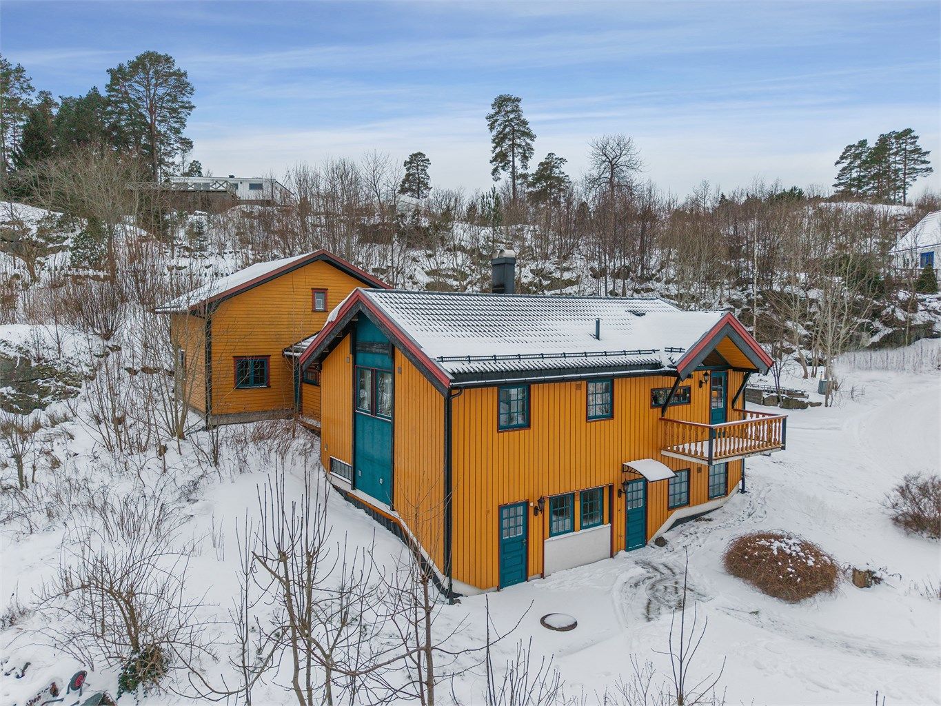 Innholdsrik og spennende bolig med stort potensiale, deilige uteplasser og dobbel garasje!