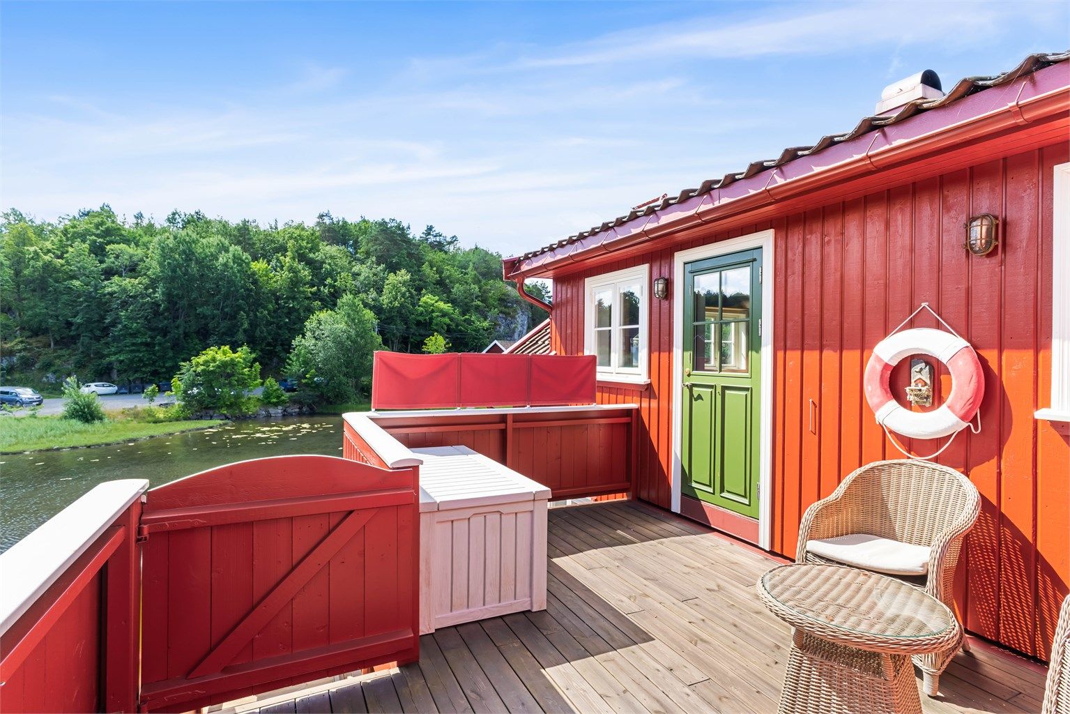 Den delvis overbygde terrassen på loftet er på 19 m².