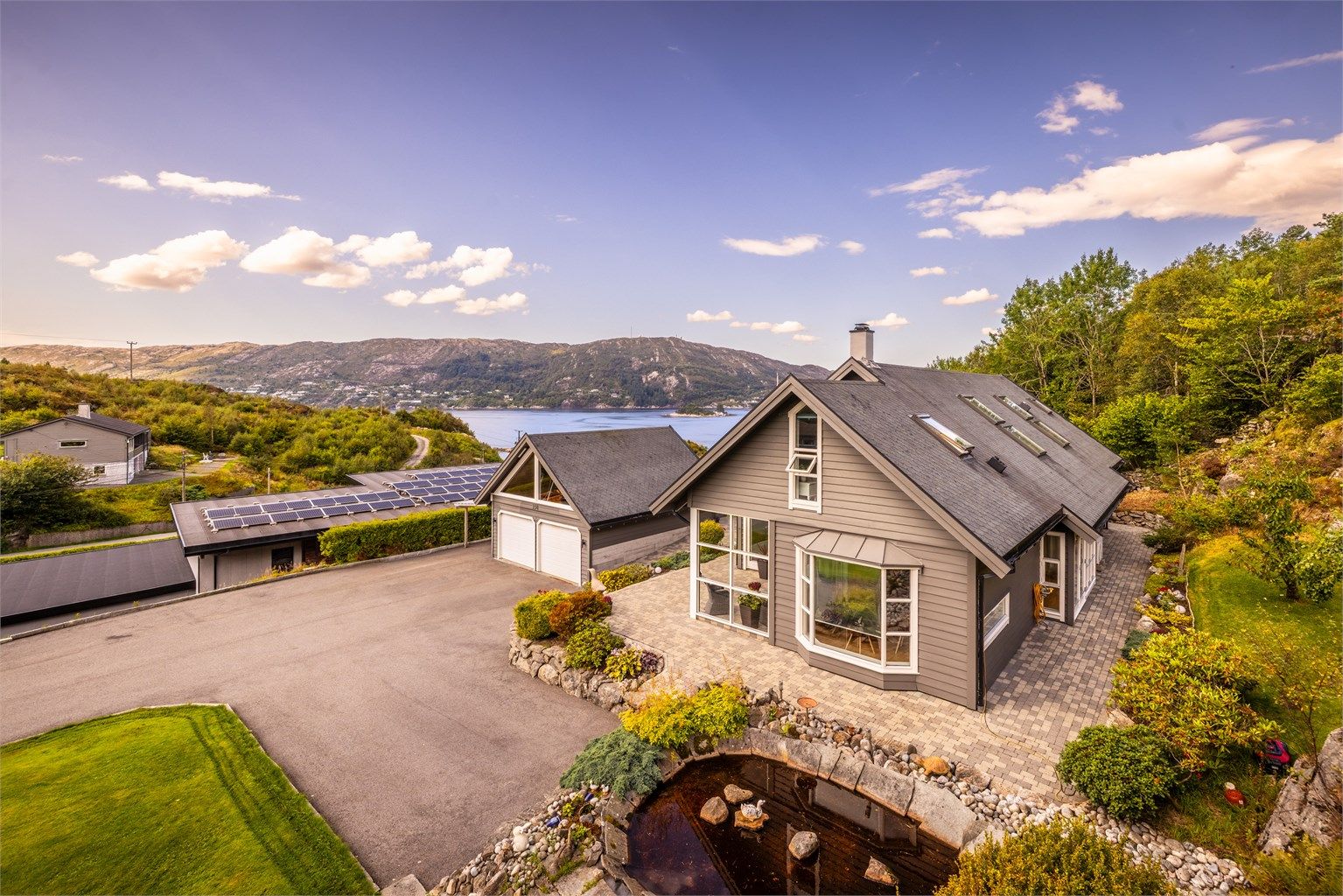 Eiendommen er vestvendt og smart tegnet med forskjellige uteplasser rundt hele huset slik at man alltid kan finne en plass i le for vind, og hvor solen steiker.