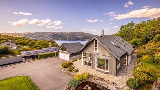 Eiendommen er vestvendt og smart tegnet med forskjellige uteplasser rundt hele huset slik at man alltid kan finne en plass i le for vind, og hvor solen steiker.