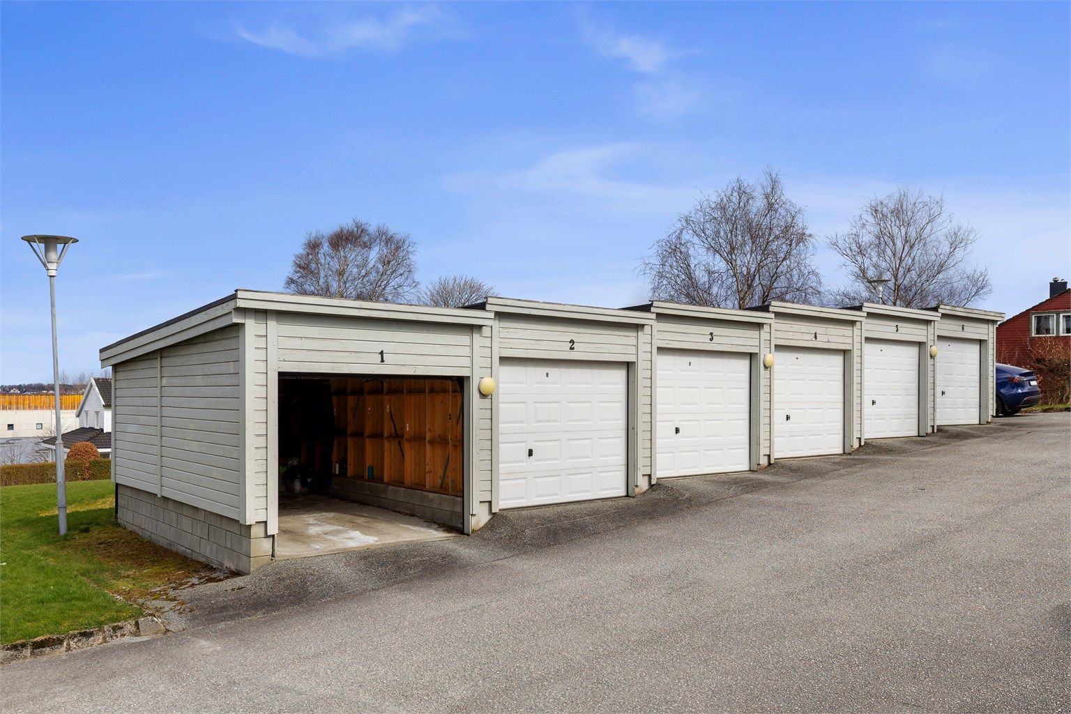 Det medfølger egen garasjeplass i felles rekkeanlegg.