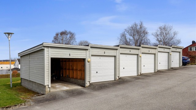 Det medfølger egen garasjeplass i felles rekkeanlegg.