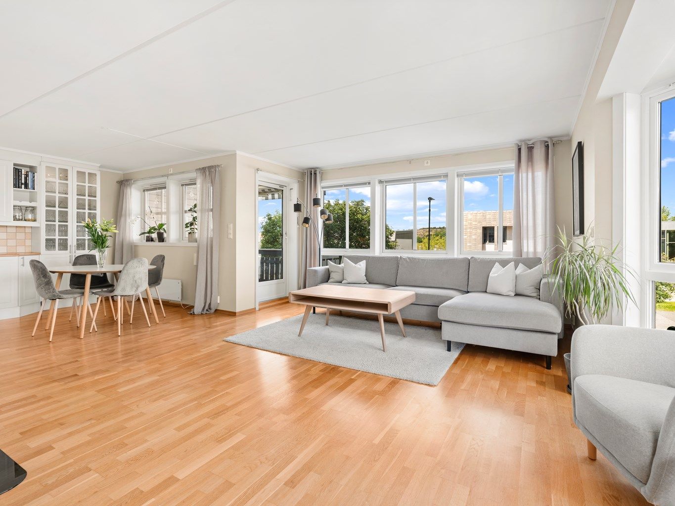 Leilighetens areal er effektivt disponert, blant annet med stuen og kjøkkenet samlet i åpen løsning.