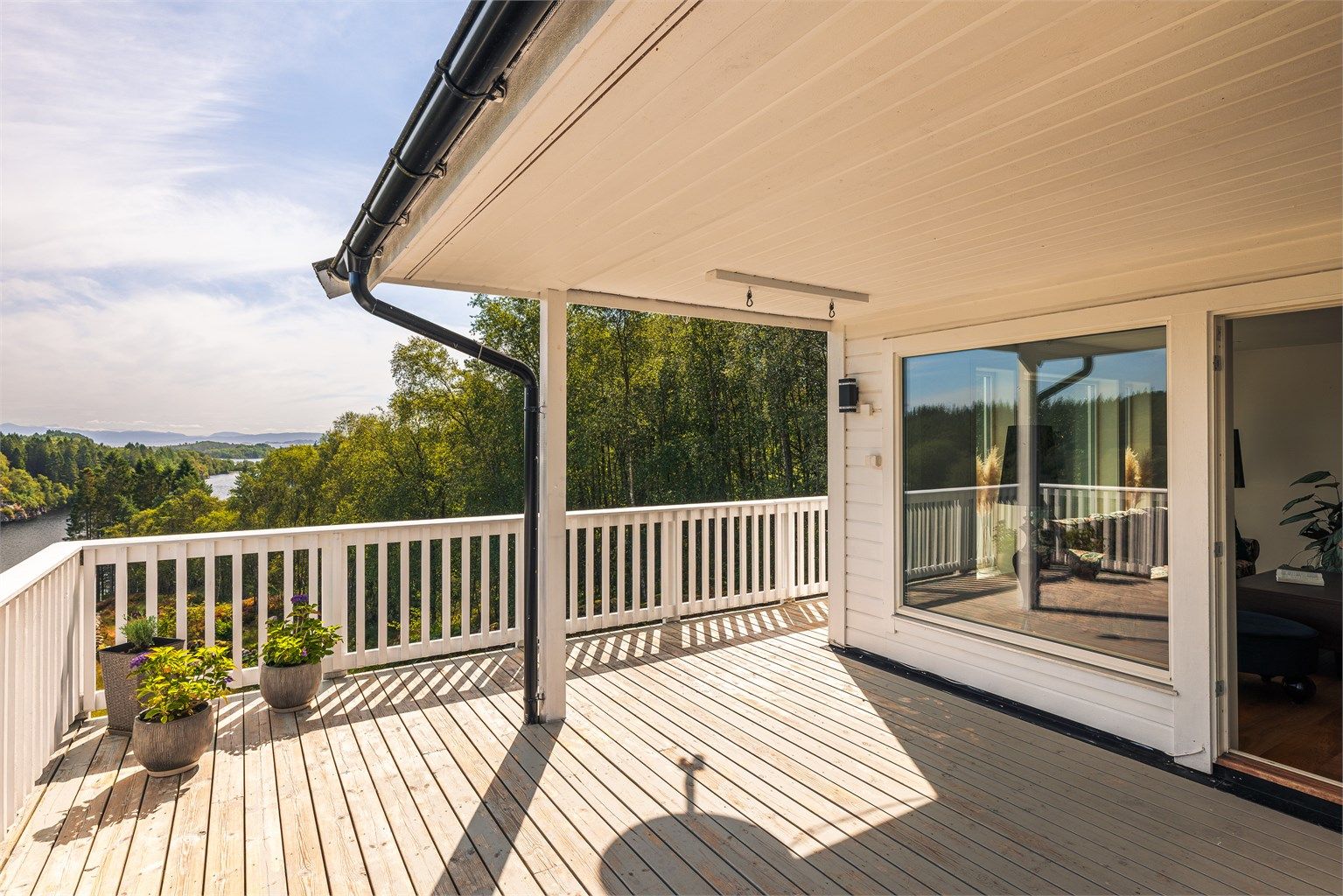 Verandaen er vendt mot nydelig utsikt.