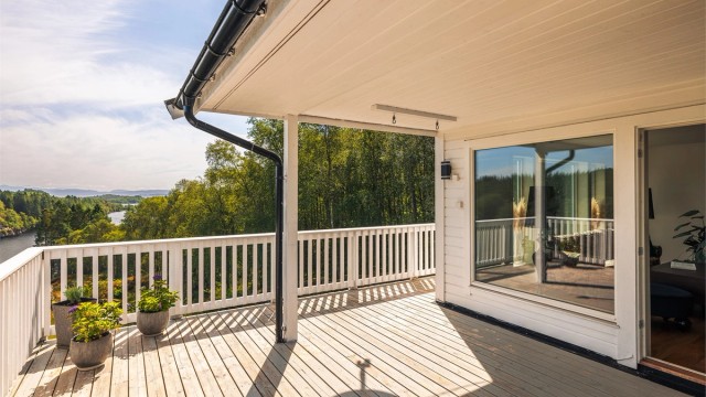 Verandaen er vendt mot nydelig utsikt.