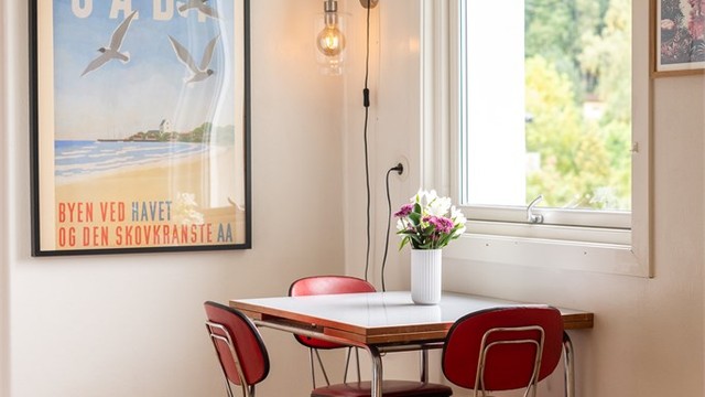 Spisekrok med fint lysinnslipp fra kjøkkenvinduet.