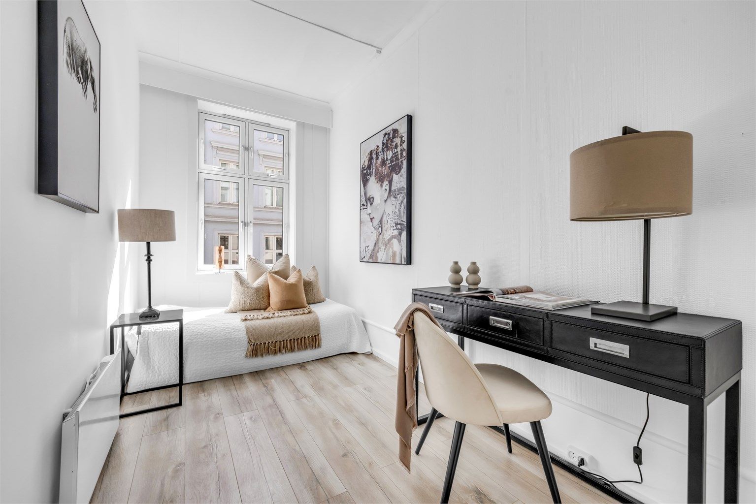 Soverom 2 har plass til dobbeltseng, nattbord og garderobeskap.
