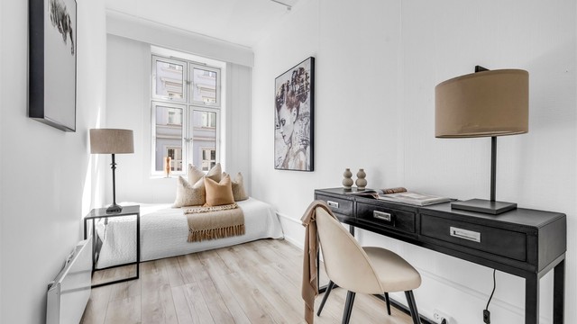 Soverom 2 har plass til dobbeltseng, nattbord og garderobeskap.
