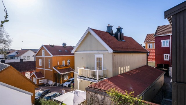 Utsikt fra boligen over det hyggelige gårdsrommet og nabolaget.