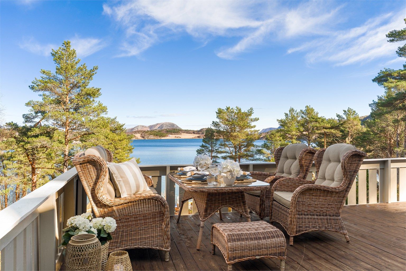 Her kan man sitte å nyte den nydelige utsikten i fredfulle omgivelser.