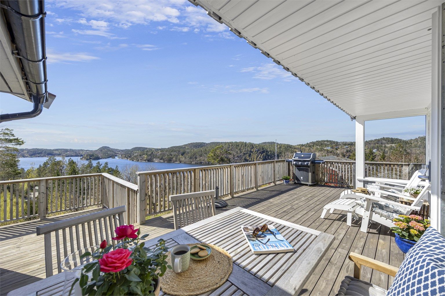 Hytta ble omfattende oppgradert og påbygget i 2020-2021, og omkranses av en ny og solrik terrasse på hele 116 m² med vakker utsikt.