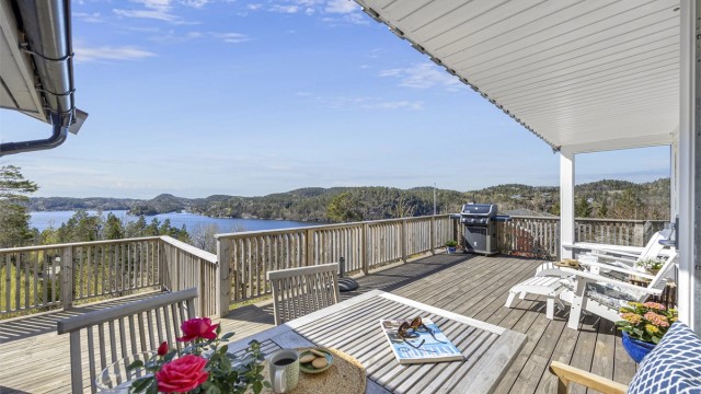 Hytta ble omfattende oppgradert og påbygget i 2020-2021, og omkranses av en ny og solrik terrasse på hele 116 m² med vakker utsikt.