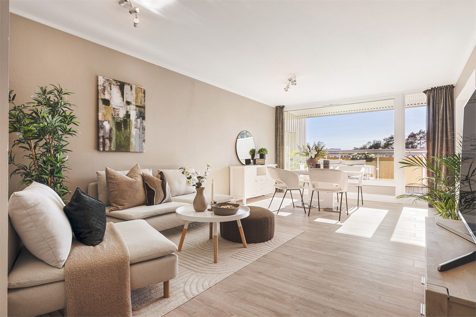 Velkommen til denne nydelige 3-roms leiligheten i Dag Hammarskjölds vei 93! Presentert av Eiendomsmegler Krogsveen v/ Ingvar Nypan