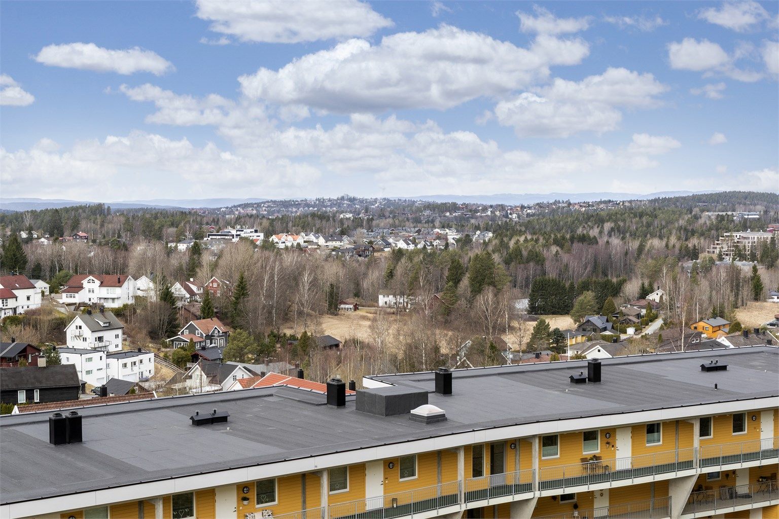 Leiligheten ligger i 4. etasje med fantastisk utsikt fra terrassen