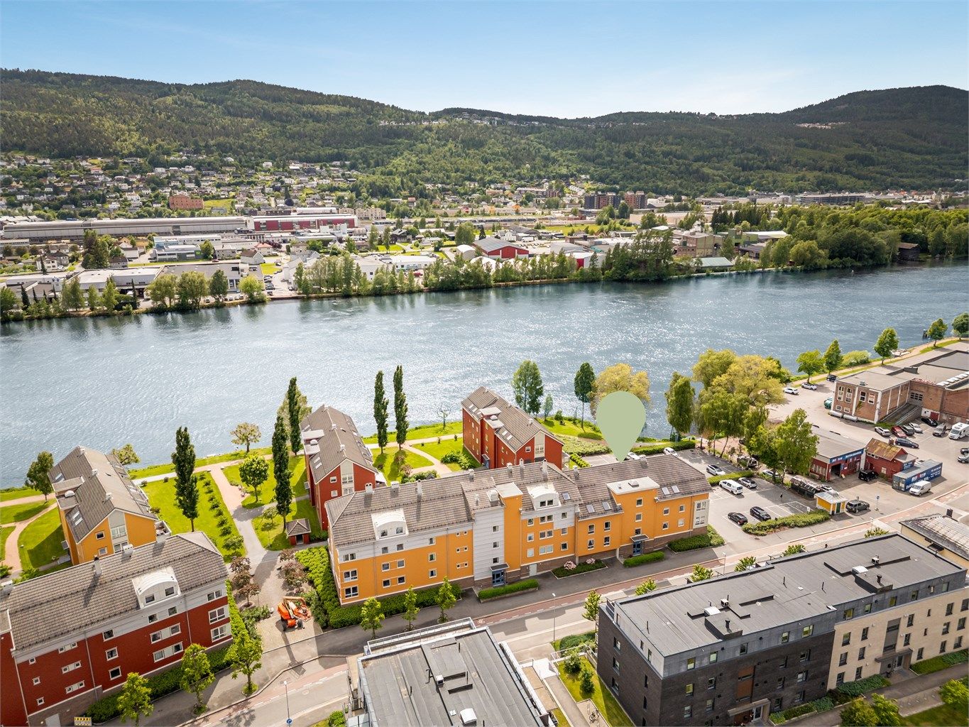 Ca. 1,7 km til Bragernes Torg med et rikt kulturliv (bibliotek, kino, teater).