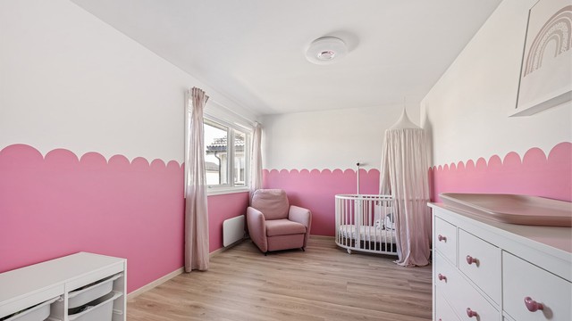 Soverom II er av god størrelse og har plass til dobbeltseng om man ønsker. Det er plass til garderobeskap til oppbevaring. Malte vegger og, fint nytt gulv og lys himling.