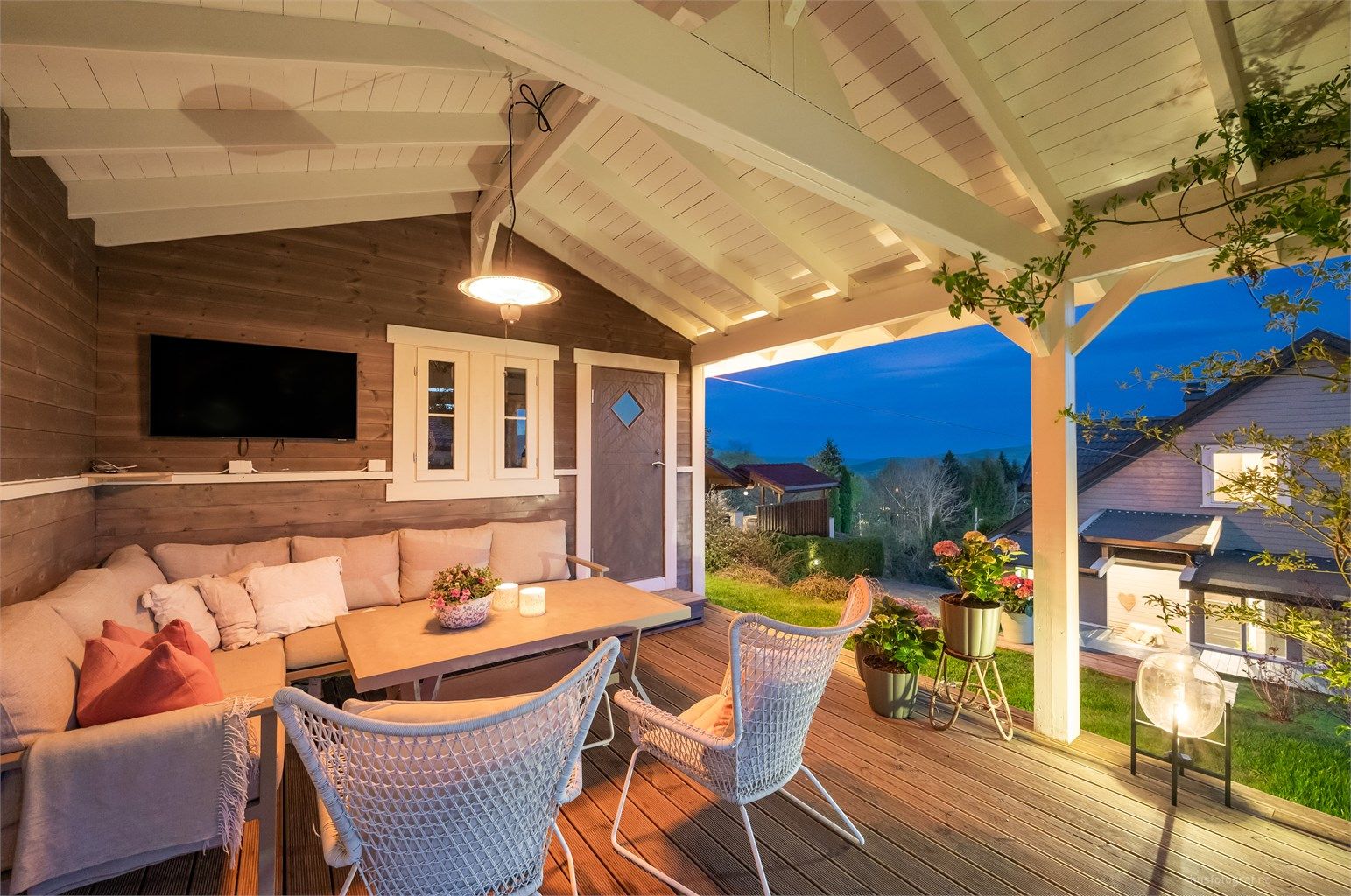 Hagestuen er lun med flott utsikt og innbyr til trivelige sammenkomster med familie og venner. Det er lagt inn strøm og internett.