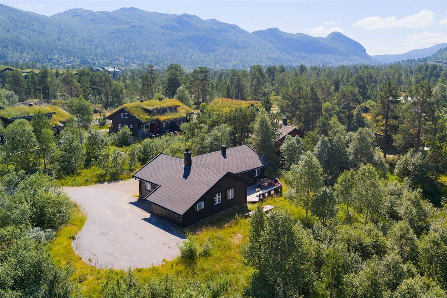 Flott solrik tomt i rolig og etablert hyttefelt med god avstand mellom hyttene. Vinterstid har du preparerte løyper rett utforbi døra som tar deg til skisenteret, løypenettet og opp i fjellet 