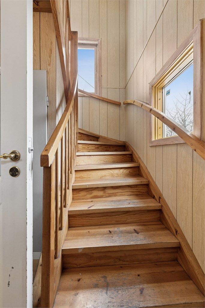 Trapperommet har vinduer som gir naturlig lys.