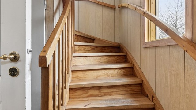 Trapperommet har vinduer som gir naturlig lys.