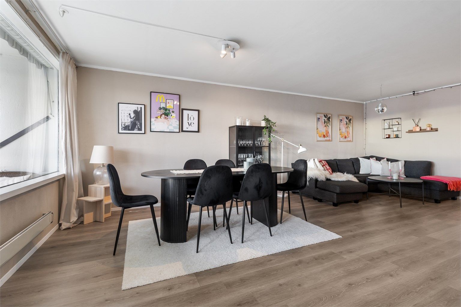 Stue med plass til både sofagruppe og spisegruppe.