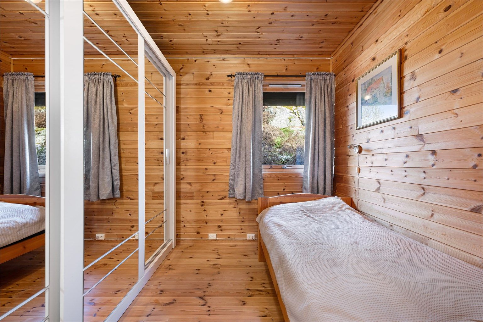 soverom 3, med praktisk skyvedørsgarderobe