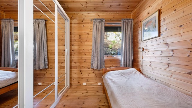 soverom 3, med praktisk skyvedørsgarderobe