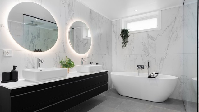 Badet i underetasjen ble oppgradert i 2018 og har flislagte overflater med elektriske varmekabler. (Rommet er ikke godkjent til varig opphold da det på godkjente byggetegninger er betegnet som hobbyrom.)