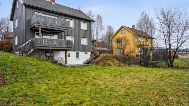 Rollsløkkvegen 13 - Sentrumsnær hel tomannsbolig.