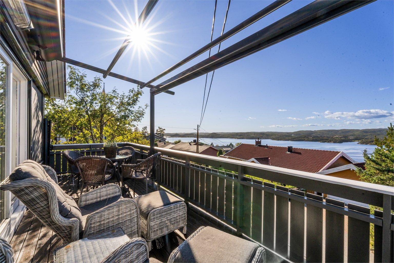 Balkong med sitteplass og sjøutsikt.