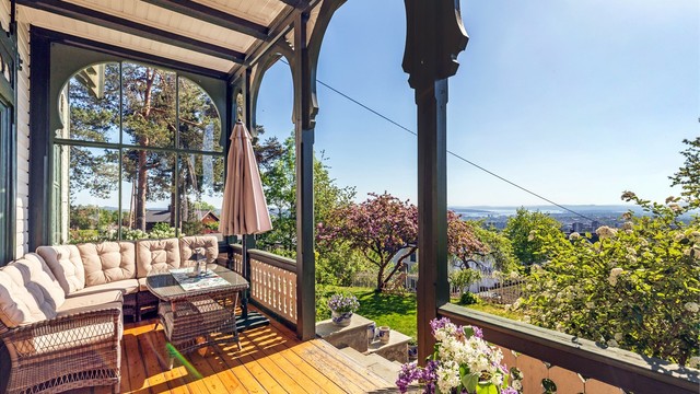 Verandaen fungerer bra som en forlengelse av stuen, og gir deg mulighet til å nyte utsikten også herfra