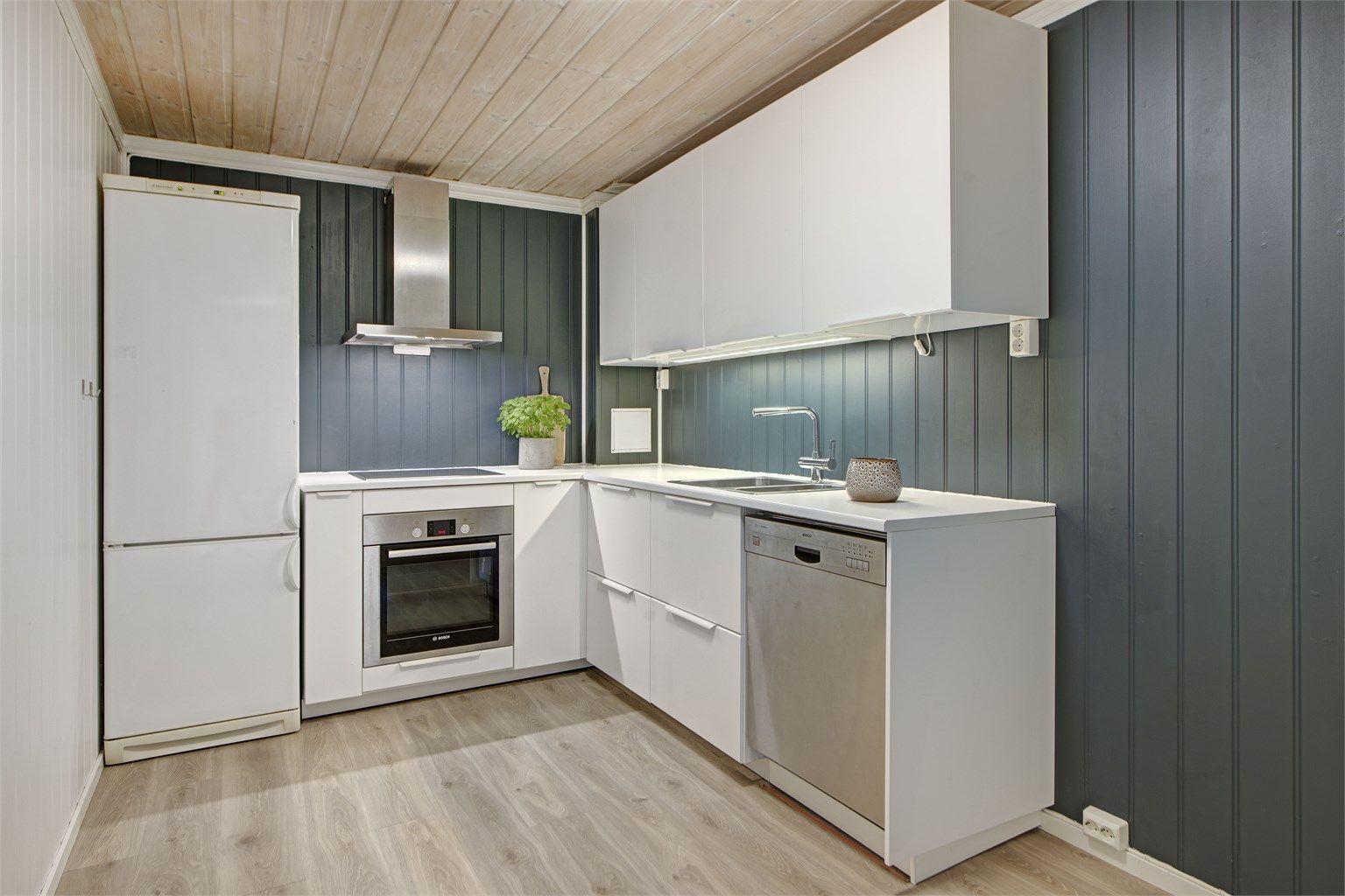 "HYBEL-DEL" - kjøkken - innredning fra IKEA montert i 2020 - godt med skap- og benkeplass - hvitevarer følger - området ved kjøkken er opprinnelig byggemeldt som bod (se punkt "ferdigattest/brukstillatelse" i salgsoppgaven for nærmere informasjon)