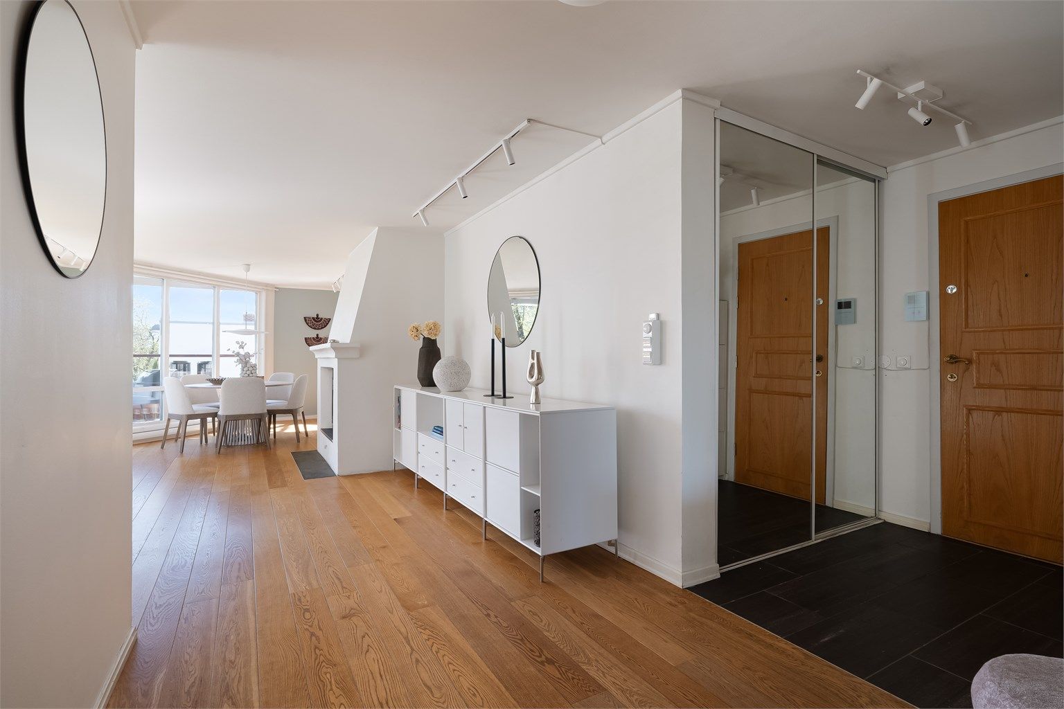 Lys og innbydende entrè med skyvedørskarerobe som har plass til mye oppbevaringsplass. 