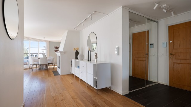 Lys og innbydende entrè med skyvedørskarerobe som har plass til mye oppbevaringsplass.