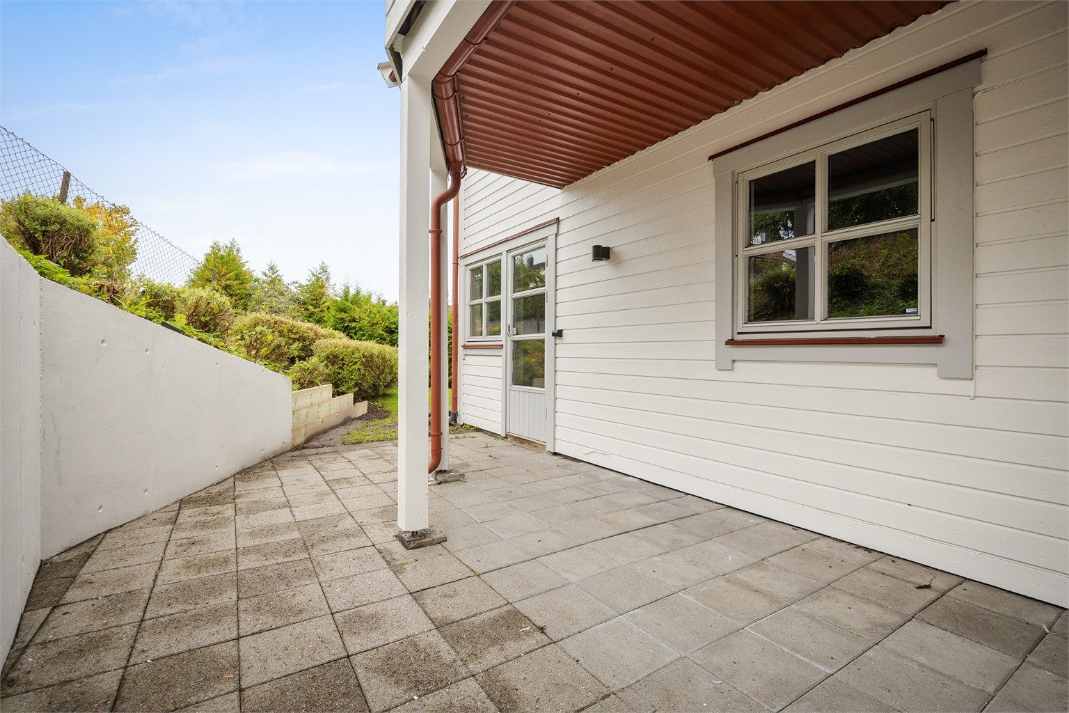 Lys og moderne 2-roms eierleilighet, i enden av byggets underetasje. 
Fotograf: Stine Prøitz Jørgensen.