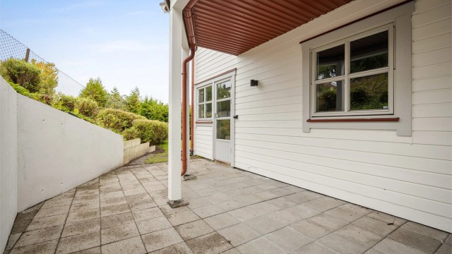 Lys og moderne 2-roms eierleilighet, i enden av byggets underetasje.
Fotograf: Stine Prøitz Jørgensen.