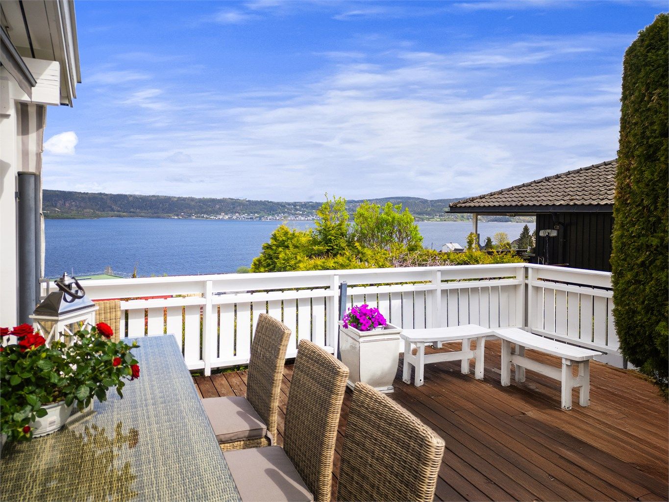 Fra begge terrasser og fra stue- og kjøkkenvinduer er det nydelig fjordutsikt. Foto: Ole Thorgeir Solheim Thoresen