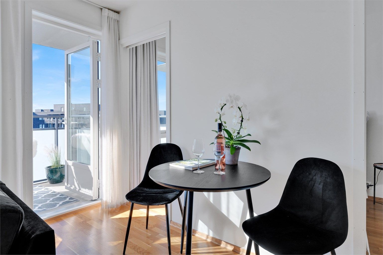 Innbydende stue med åpen kjøkkenløsning, med plass til både spisebord og komfortabel møblering.