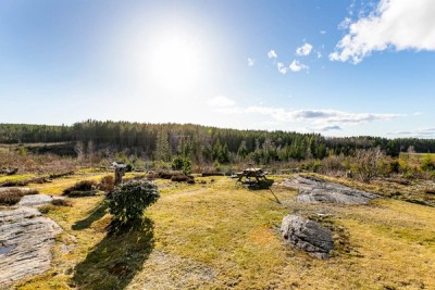 Eiendommen er luftig beliggende i solrike omgivelser på Hjulstadåsen i Svinndal. 