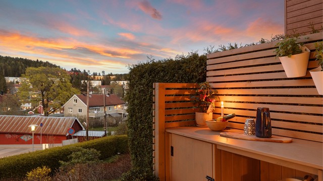 Uteplassen byr på morgen- og formiddagssol på store deler av uteplassen