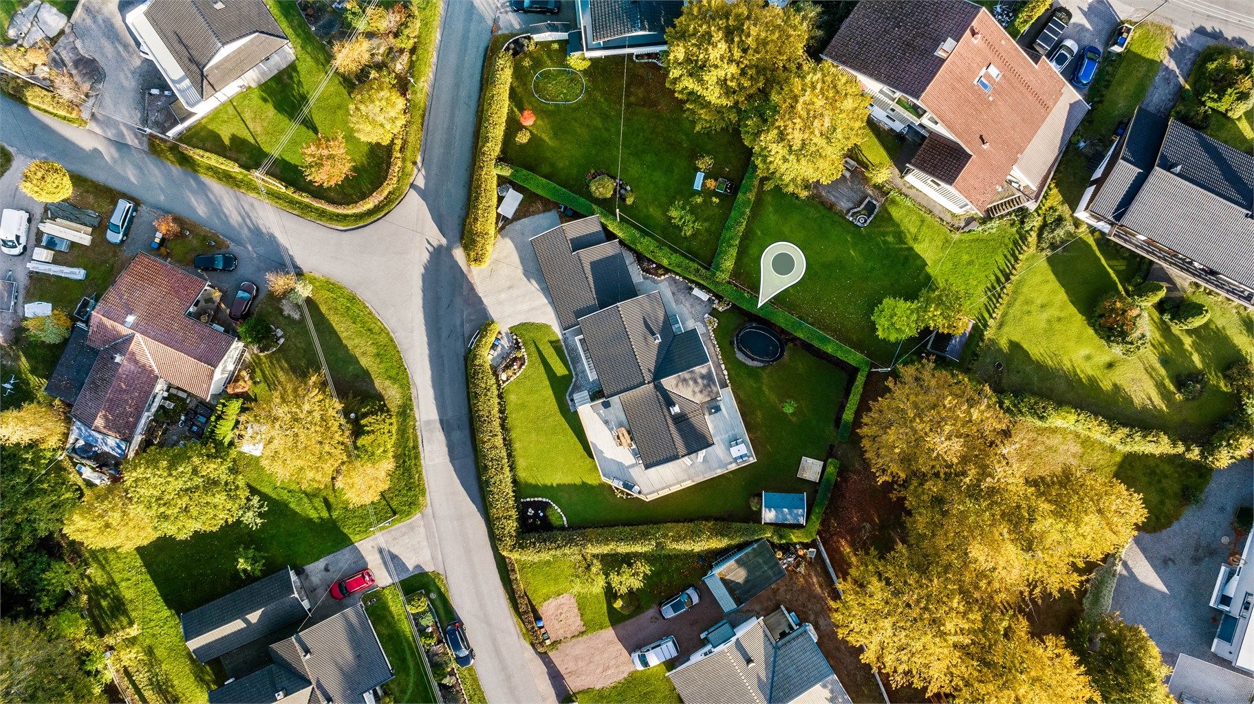 Tomten er fint innrammet med hekk, romslig gårdsplass, plen og terrasse rundt boligen.
Foto: Maciej Krzysztof Krawczyk