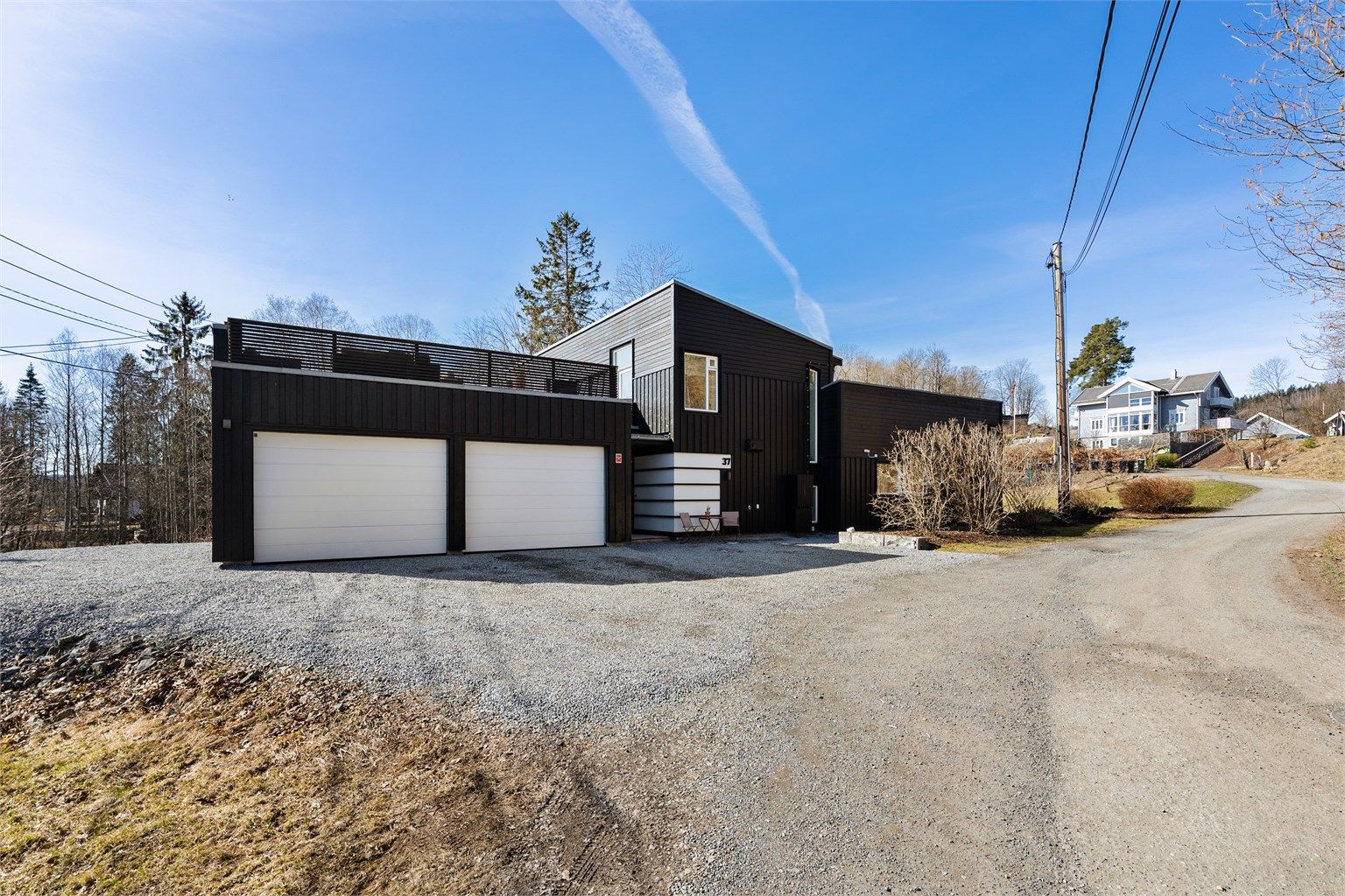 Eiertomt på 1894 kvm. Tomt er opparbeidet med blant annet grus, biloppstillingsplass, plenarealer og andre forskjellige beplantninger.