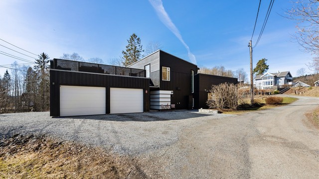 Eiertomt på 1894 kvm. Tomt er opparbeidet med blant annet grus, biloppstillingsplass, plenarealer og andre forskjellige beplantninger.