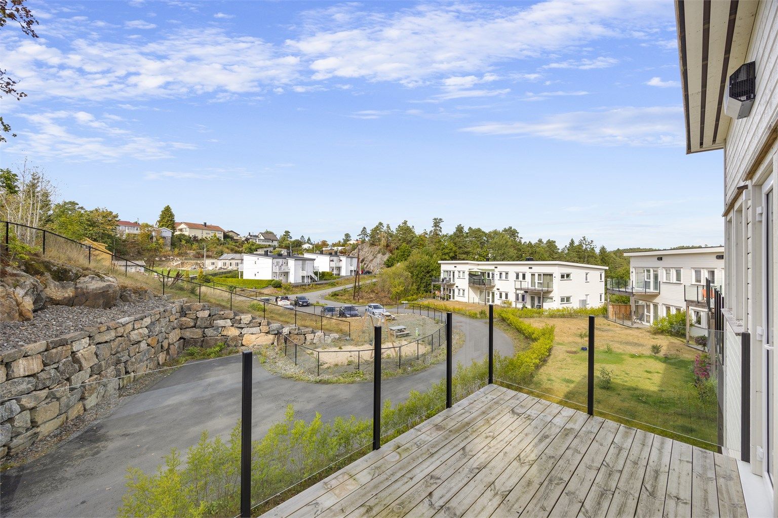 Selveierleilighet fra 2024 med vannbåren varme og utgang til balkong med glassrekkverk.
Foto: Hallvard Rimereit