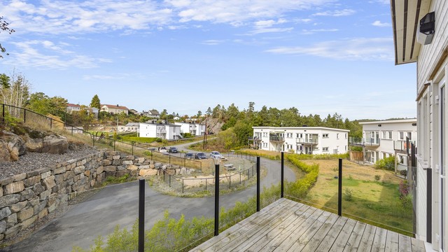 Selveierleilighet fra 2024 med vannbåren varme og utgang til balkong med glassrekkverk.
Foto: Hallvard Rimereit